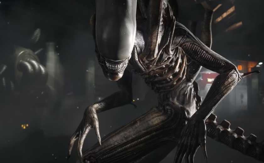 Alien: Isolation's Xenomorph faces the camera, baring its teeth.